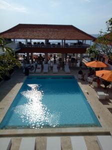 Bazén v ubytování Villa Agung Beach Inn nebo v jeho okolí