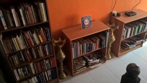 une chambre avec deux étagères remplies de livres dans l'établissement The Nest by Amarasinghe's, à Haputale