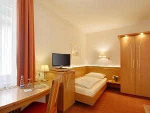TV a/nebo společenská místnost v ubytování Hotel Kriemhild am Hirschgarten