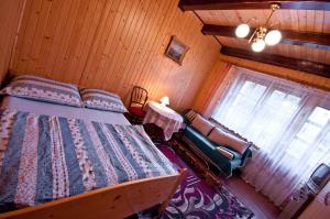 1 dormitorio con cama, sofá y ventana en Willa Asia en Wisła