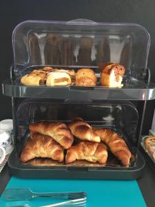 敘拉古的住宿－Interno 10，冰箱里放着羊角面包和其他糕点的托盘