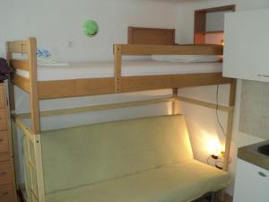 מיטה או מיטות קומותיים בחדר ב-Apartments Topcagic