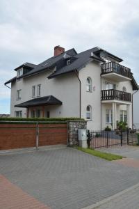 弗瓦迪斯瓦沃沃的住宿－Willa Adler，前面有栅栏的大白色房子