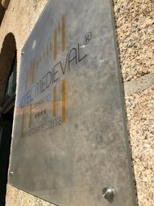 een bord aan de zijkant van een gebouw bij Hotel Medieval® de Penedono in Penedono