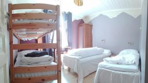 EvangerにあるRongahuset BnBの二段ベッド2組が備わる客室です。