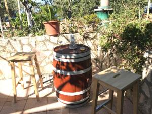 a barrel sitting next to a table and two chairs at Casa Bianca Rais Gerbi in Finale