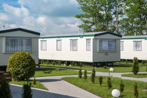 a row of mobile homes in a park at Holiday Lodge in Pogorzelica