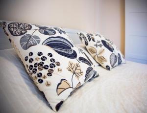 zwei Kissen auf dem Bett in der Unterkunft Emma appartment in Poreč