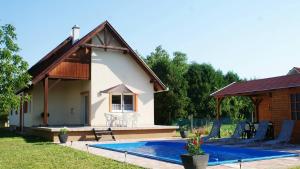una casa con piscina frente a ella en Balaton Villa Gyenes, en Gyenesdiás