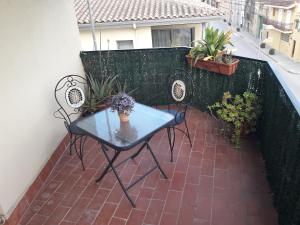 聖佩德羅－佩斯卡多爾的住宿－apartament Sant Pere，植物阳台的桌椅