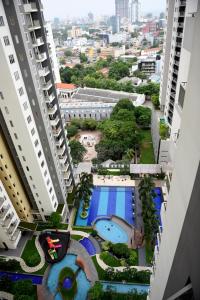 widok na basen pomiędzy dwoma budynkami w obiekcie SkyLounge Apartment 2 Colombo w Kolombo