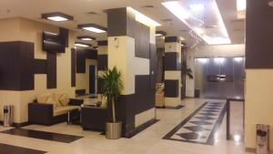 Kuwait Continental Hotel tesisinde bir oturma alanı
