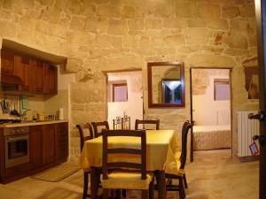 een keuken met een tafel en stoelen in een kamer bij Agriturismo Zizzi in Ceglie Messapica +17 foto's