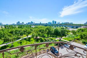 アスタナにあるThe ONE Hotel Astanaの市街を背景にした公園の景色