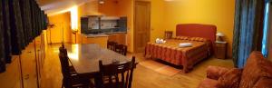 ein Schlafzimmer mit einem Bett und eine Küche mit einem Tisch in der Unterkunft Casa Del Sole in Soverato Marina