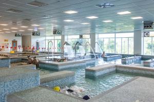 Bazén v ubytování NCNU Campus Inn暨大行旅 nebo v jeho okolí