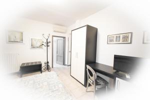 a white room with a mirror and a desk at Hotel I Tigli albergo diffuso in Corinaldo