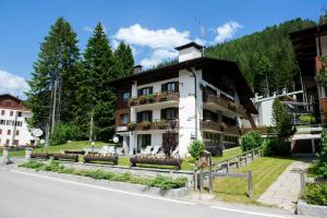 un edificio sul lato di una strada di Garnì BUCANEVE Bed & Breakfast a Madonna di Campiglio