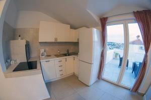 Kuchyň nebo kuchyňský kout v ubytování Apartments Leut