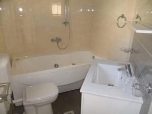 Koupelna v ubytování Apartments Leut