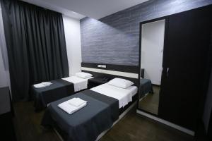 Postel nebo postele na pokoji v ubytování West Tower Hotel