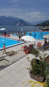 een groot zwembad met mensen in het water bij Residenza Pesce D'Oro in Verbania