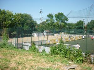 Tenis a/nebo squash v ubytování YALTA guesthouse nebo okolí