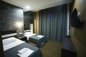 Postel nebo postele na pokoji v ubytování West Tower Hotel