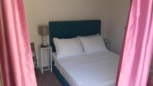 Postel nebo postele na pokoji v ubytování Jure Apartment