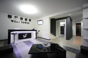 TV a/nebo společenská místnost v ubytování West Tower Hotel