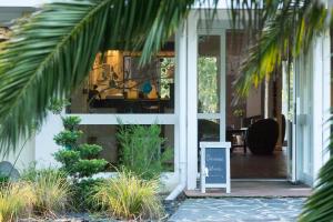 Zahrada ubytování Logis Latitude Ouest Hôtel Restaurant & Spa