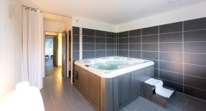 Koupelna v ubytování Logis Latitude Ouest Hôtel Restaurant & Spa