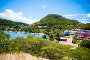 - une vue sur une ville avec des bateaux dans une rivière dans l'établissement Ti' Paradis, à Terre-de-Haut