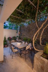 Un jardín fuera de Apartments Captain's Villa
