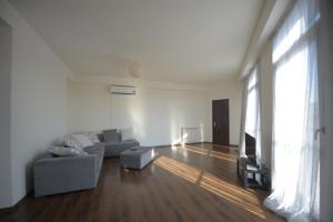TV a/nebo společenská místnost v ubytování Apartment on Mazniashvili 47