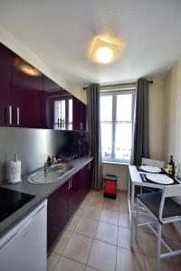 Η κουζίνα ή μικρή κουζίνα στο Studio "Les pieds dans l'eau" - 50m Front de Mer