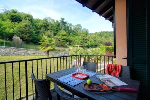einen Tisch mit Weingläsern auf dem Balkon in der Unterkunft Residence Isolino in Verbania