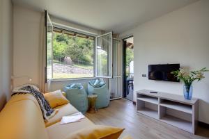 ein Wohnzimmer mit Sofa und Fernseher in der Unterkunft Residence Isolino in Verbania