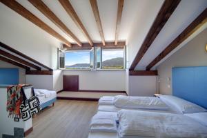 una camera con due letti e una finestra di Residence Isolino a Verbania