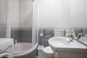 Et badeværelse på Apartment Dolores + 11 billeder