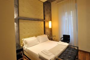 1 dormitorio con 1 cama grande y 1 silla en Luxury B&B La Dimora Degli Angeli, en Florencia