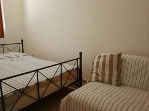 una camera con 2 letti a castello e un divano di Apartment Babovic Orahovac Kotor a Kotor (Cattaro)