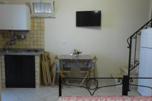 A kitchen or kitchenette at Bilocale jasmin