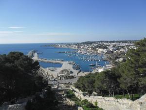 vista su un porto con barche in acqua di Bilocale jasmin a Corsano