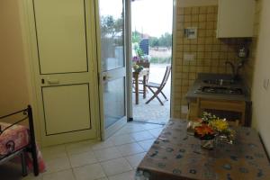 A kitchen or kitchenette at Bilocale jasmin