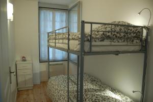 ボーヌにあるBeaune Residence appartementのベッドルーム1室(二段ベッド2台、鏡付)