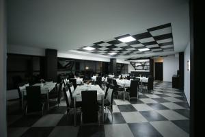 Restaurace v ubytování West Tower Hotel