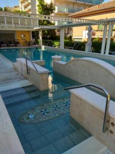 Bazén v ubytování Hotel Lady Mary nebo v jeho okolí
