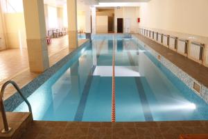 - une grande piscine dans un bâtiment dans l'établissement Diana Hotel, à Goris