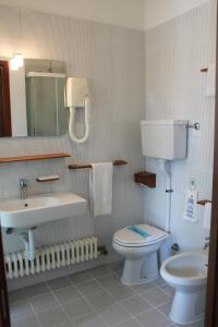 Koupelna v ubytování Hotel Le Pageot